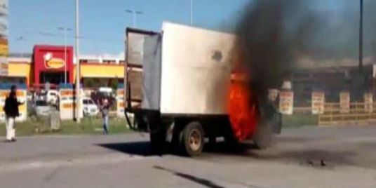 Manifestantes incendian un vehículo en Nuevo León