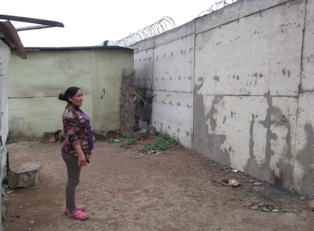 El muro que divide a ricos de pobres - Muro-Peru