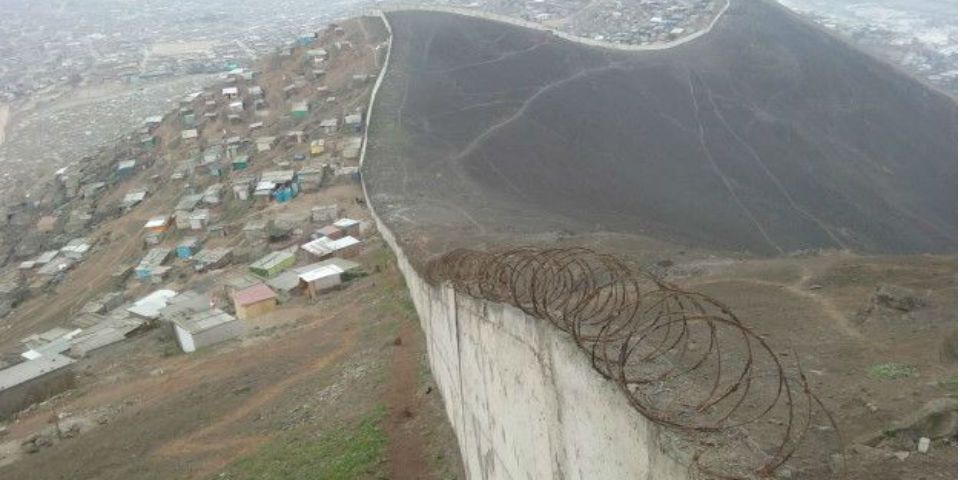 El muro que divide a ricos de pobres El muro que divide a ricos de pobres