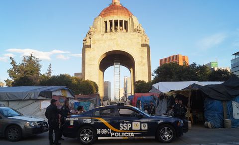 Maestro de la CNTE muere en Monumento a la Revolución