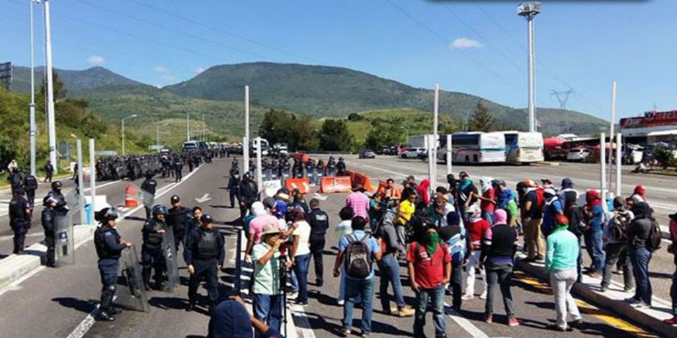 Normalistas de Michoacán se van a paro y toman autobuses