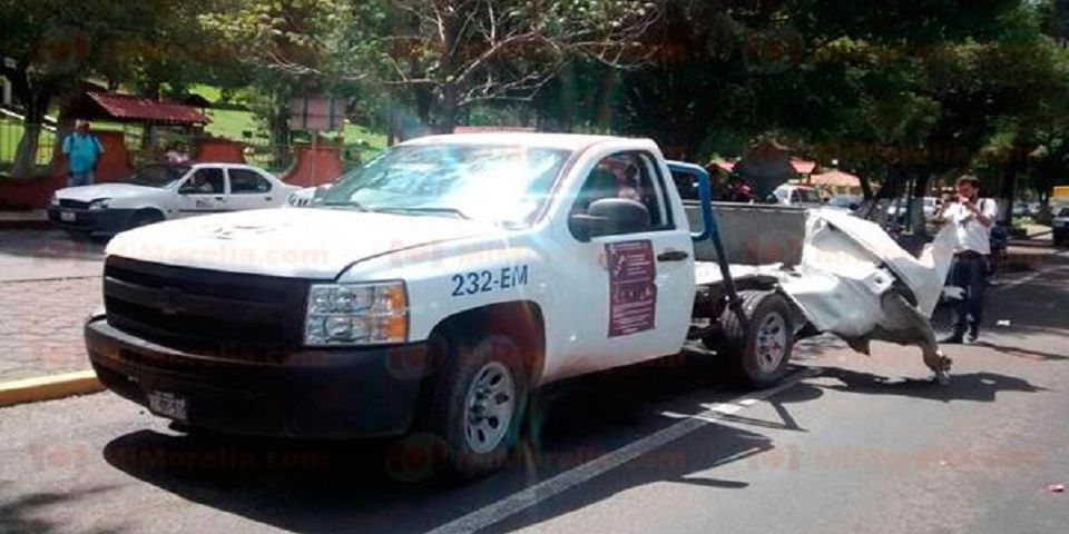 Explota camioneta de normalistas en Michoacán