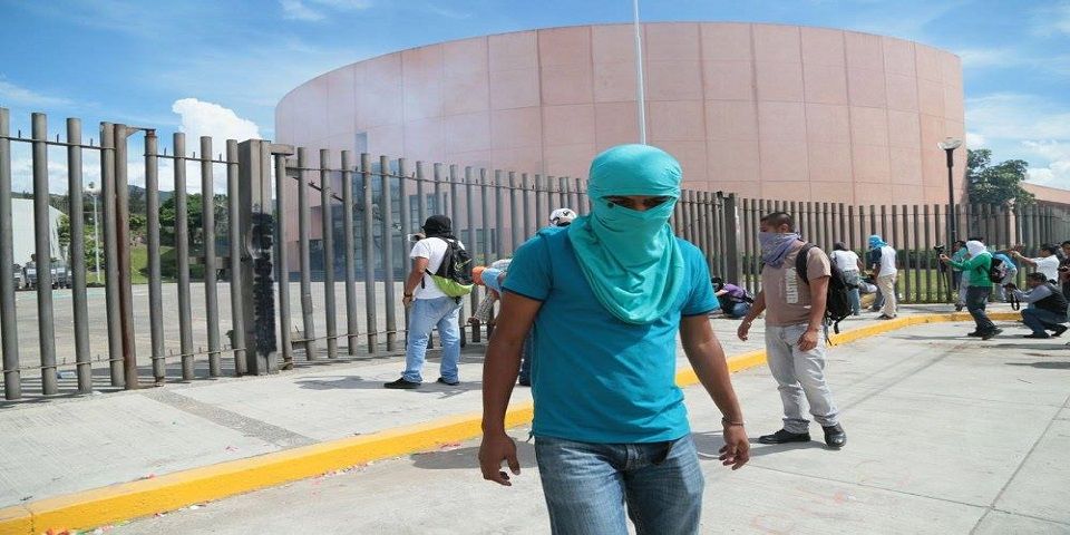 Manifestantes dañan Congreso de Guerrero
