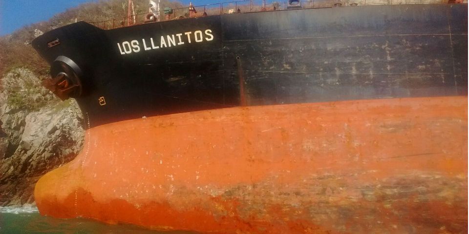 Instalan vallas alrededor del buque Los Llanitos