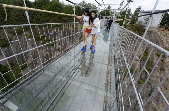 Puente de cristal se cuartea a mil metros de altura