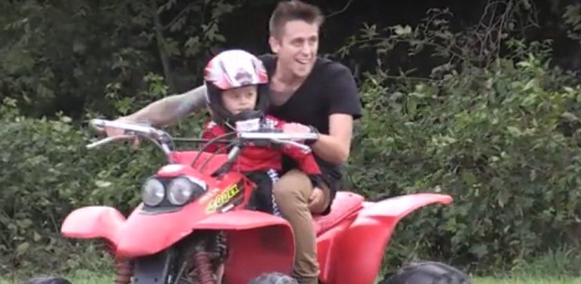 Video: hace explotar a su hijo como broma