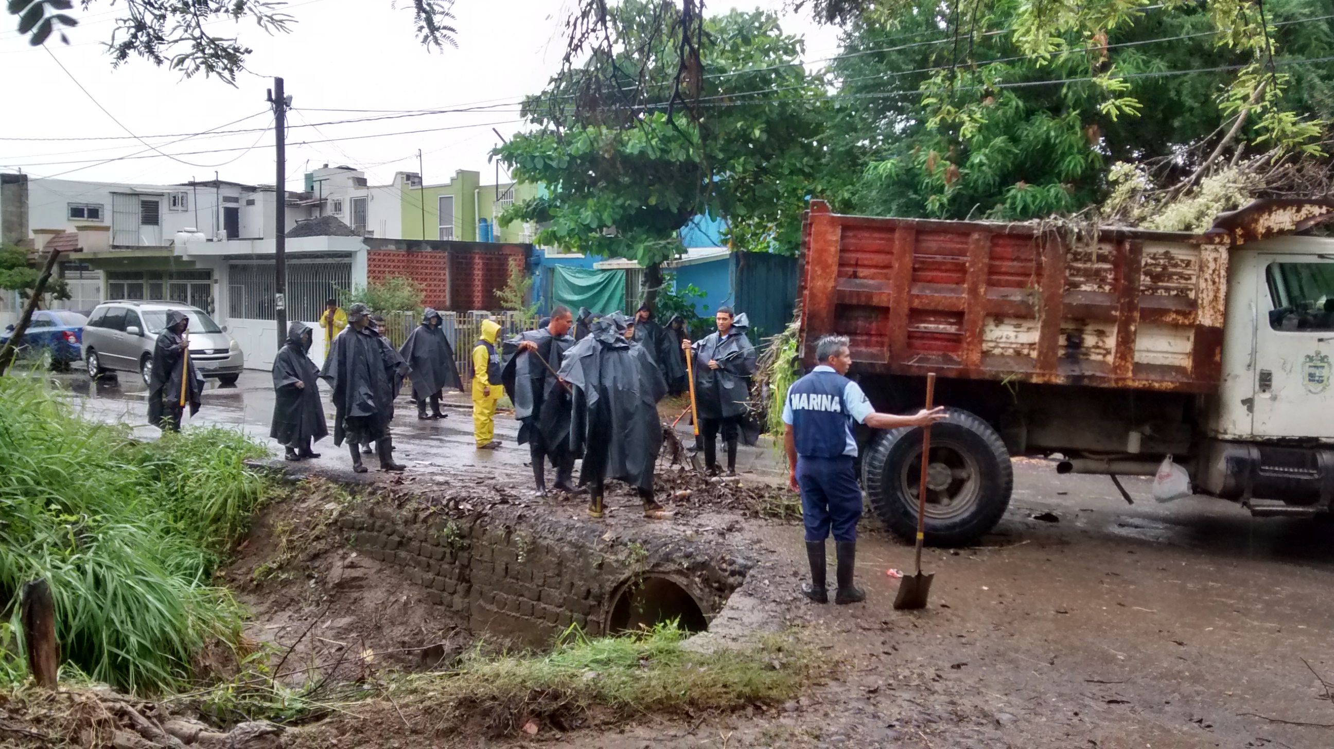Marina apoya a damnificados tras el paso de Patricia