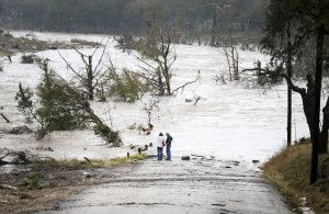 Tres muertos por lluvias en Texas - SOP-AP-SPANA-SPANWEA-_Ruiz-300x195