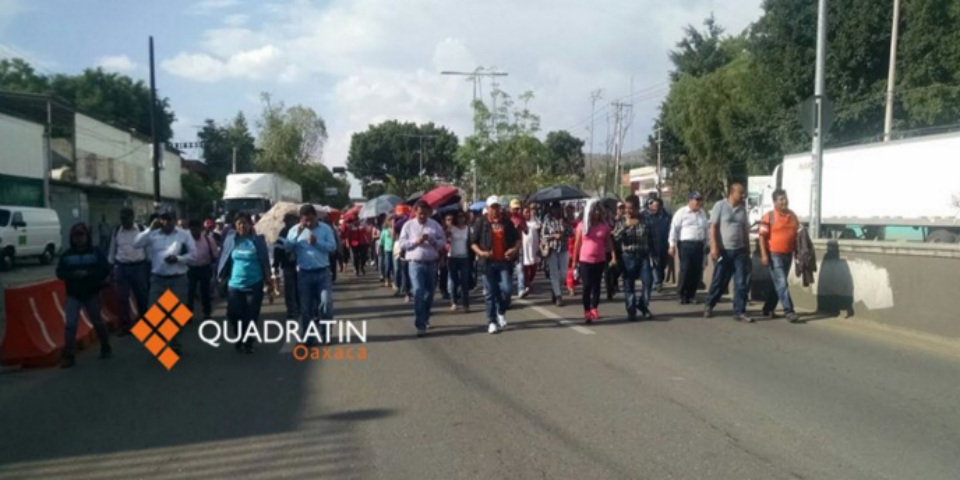 Marcha en Oaxaca pide liberación de líderes de la Sección 22