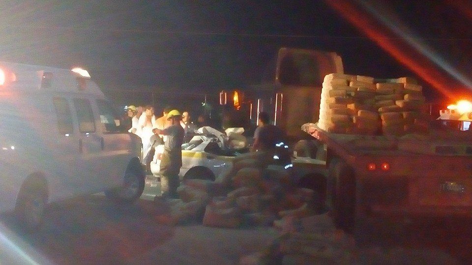 Cuatro lesionados por taxi que quedó prensado bajo un tráiler