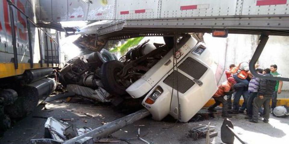 Tren embiste a dos tráileres en Toluca