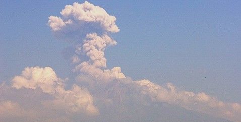 Volcán de Fuego lanza fumarola de más de dos kilómetros