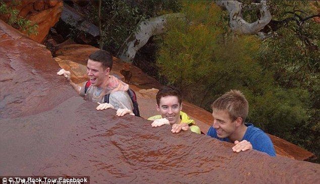 Joven cae por acantilado tras intentar tomarse una foto