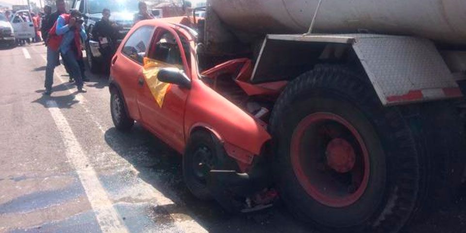 Muere joven al chocar contra pipa