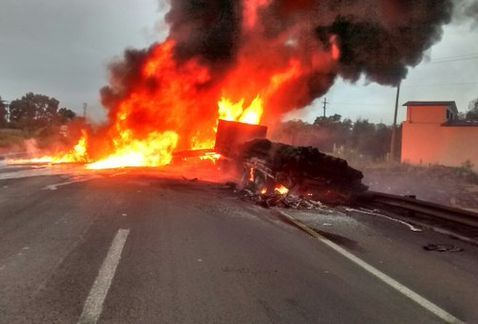 Choque reduce carriles en la autopista México-Querétaro