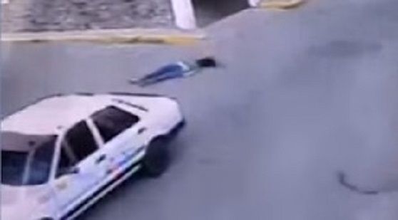 Video: asaltantes arrastran en vehículo a una mujer en Cuernavaca