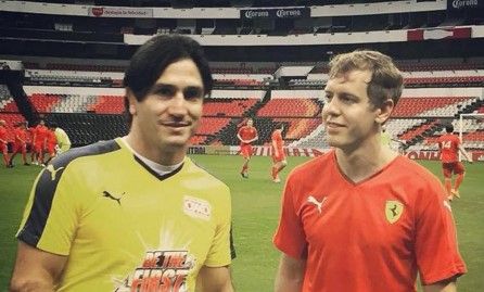 Pilotos de Ferrari juegan fútbol en el Estadio Azteca Pilotos de Ferrari juegan fútbol en el Estadio Azteca