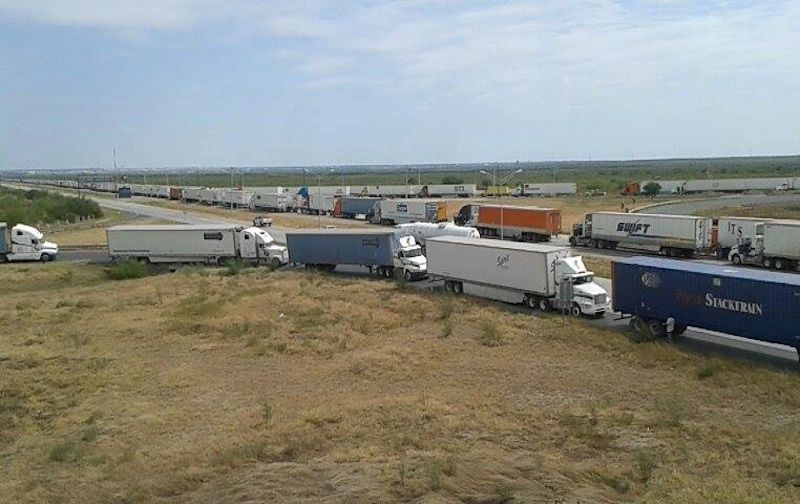 Bloquean puente internacional en Nuevo Laredo