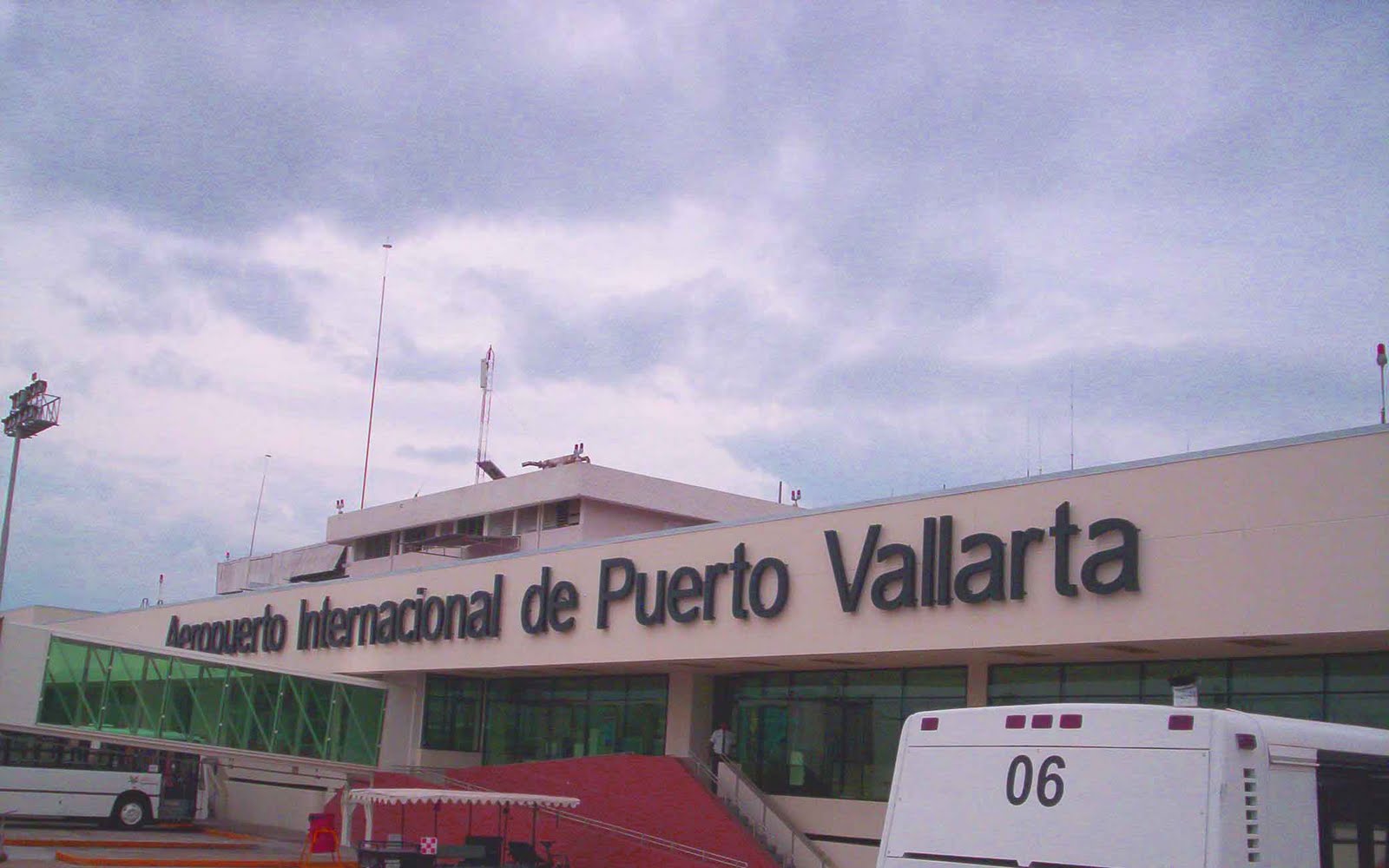 Cierran aeropuerto de Puerto Vallarta por Patricia