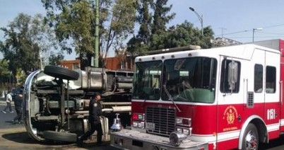 Volcadura deja afectaciones viales al norte del D.F.