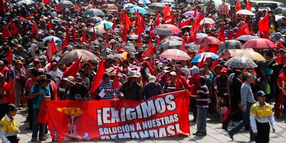 Antorchistas llegan al Hemiciclo a Juárez