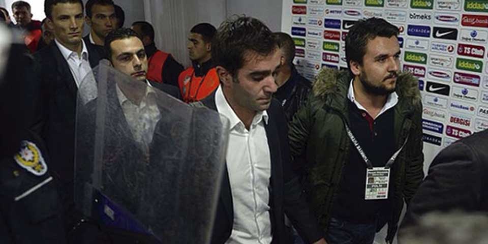 Retienen a árbitro en Turquía por no marcar penal