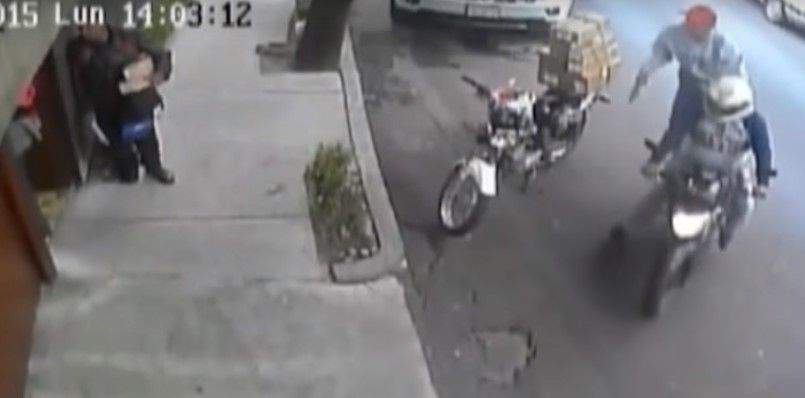 Video: motociclistas despojan a un hombre de 200 mil pesos en segundos