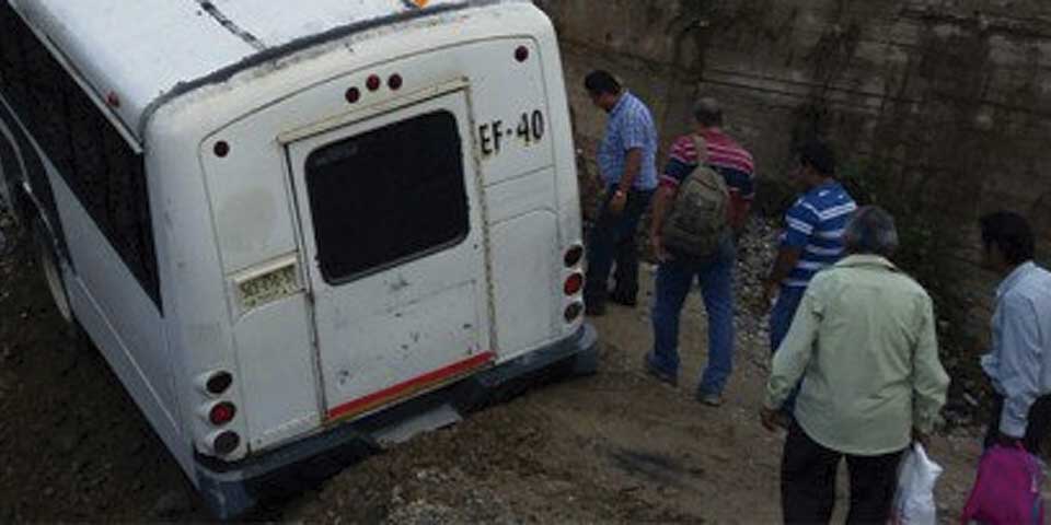 Autobús queda varado en carretera de Oaxaca