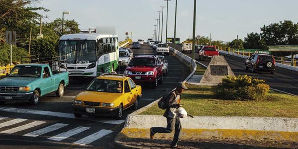 Levantan plumas en Autopista Manzanillo-Guadalajara Levantan plumas en Autopista Manzanillo-Guadalajara