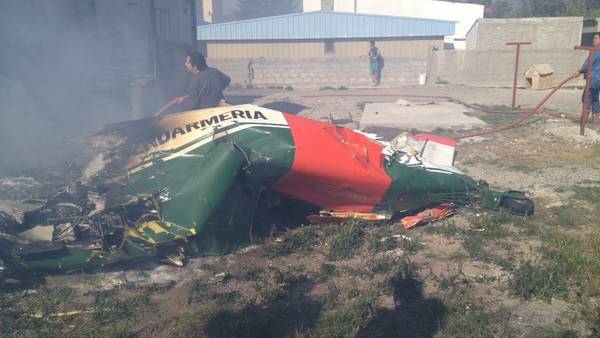 Cae avión pequeño en el patio de una casa Cae avión pequeño en el patio de una casa