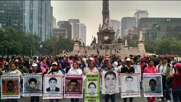 Marchan por 13 meses del caso Ayotzinapa