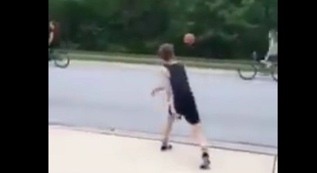 Video: tira a joven de su bicicleta con un balón