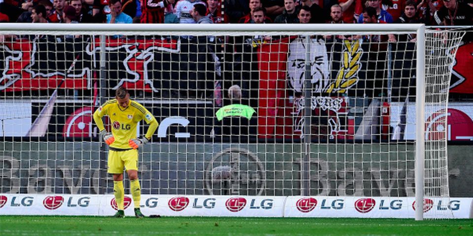 Video: horrible error del arquero del Bayer Leverkusen