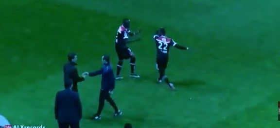 Futbolista hace berrinche por ser expulsado