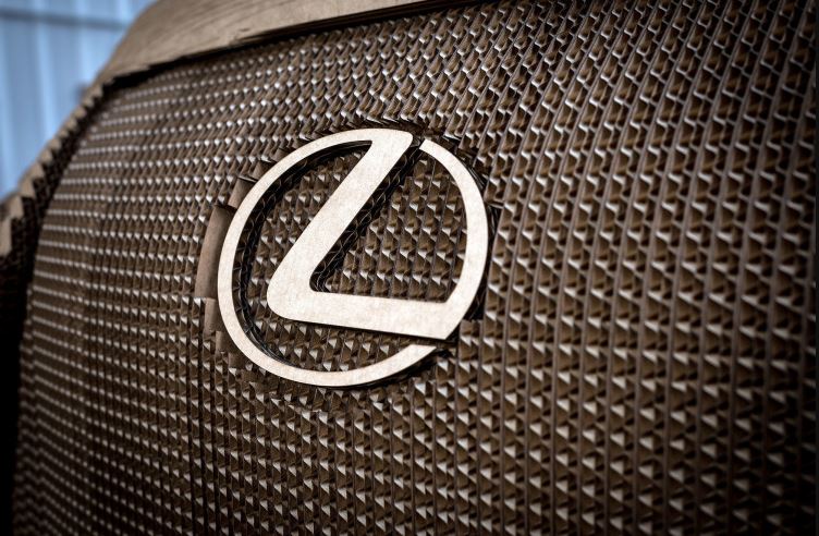 Video: construyen automóvil de cartón