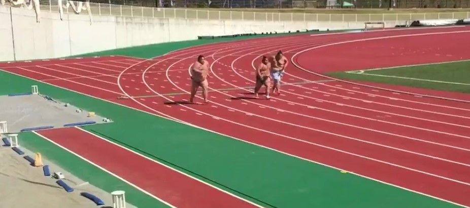 Video: luchadores de sumo compiten en atletismo