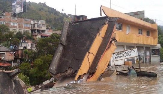 Video: derrumbe de casa en Zitácuaro