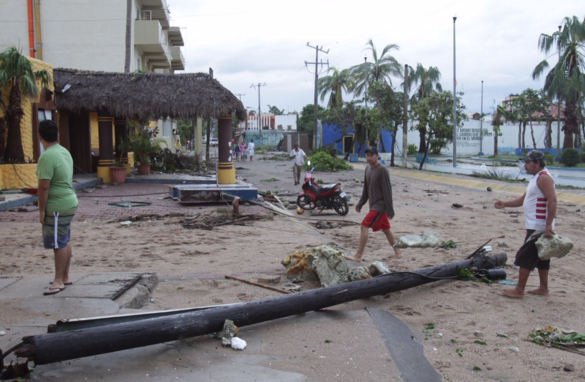 CFE restablece servicio al 50% de los afectados por Patricia - cfe_la-jornada