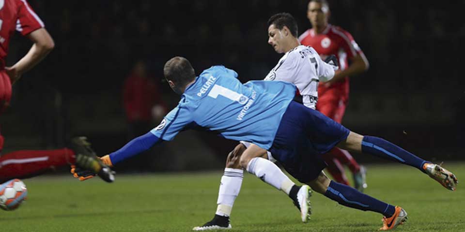 Chicharito marca dos con el Leverkusen en Copa