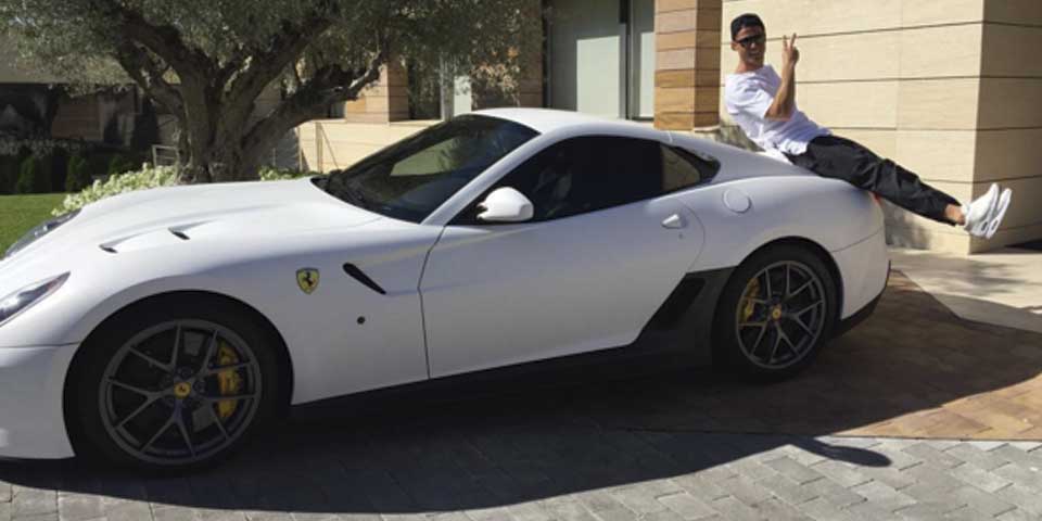 Cristiano Ronaldo presume su nuevo Ferrari