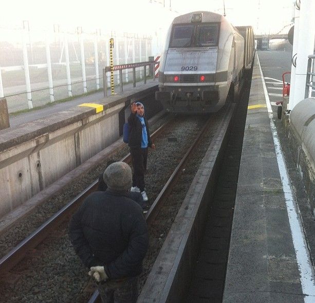 Migrantes detienen trenes en Francia y Reino Unido
