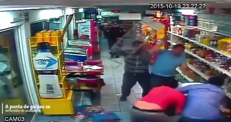 Video: encargados de una tienda se defienden de asaltantes