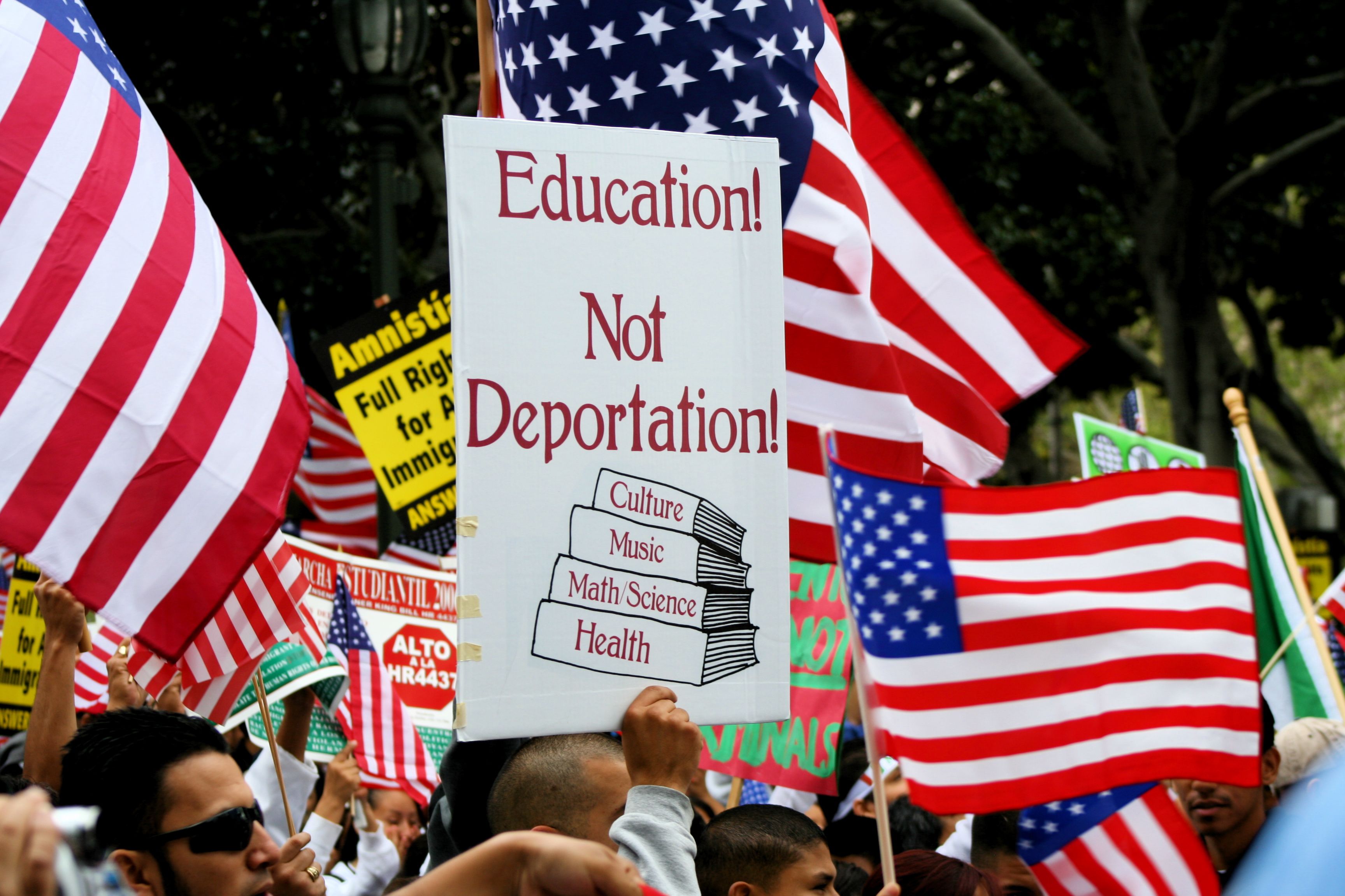Publican guía para que estudiantes indocumentados tengan educación superior - deportations