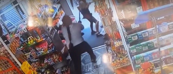 Video: ahuyentan a dos ladrones a escobazos