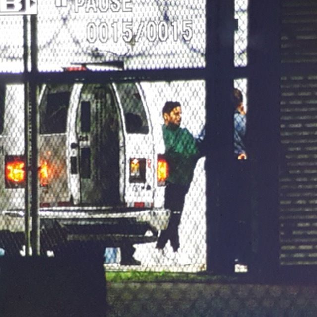 Larry Hernández sale de la cárcel