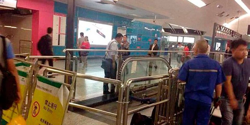 Niño muere en escalera eléctrica en China