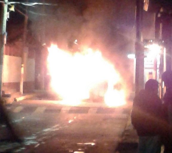 Rescatan a 3 presuntos delincuentes de ser linchados en Amecameca