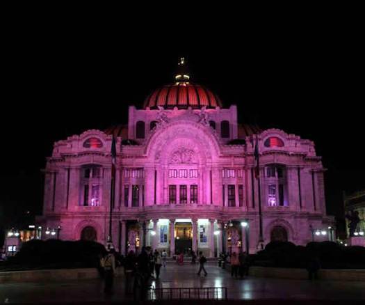 Lucha contra el cáncer de mama pinta de rosa monumentos