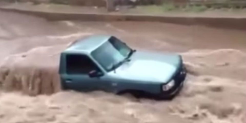 Video: corriente arrastra camioneta en Guaymas