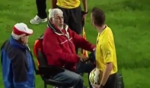 Aficionado intenta atropellar a un árbitro Aficionado intenta atropellar a un árbitro